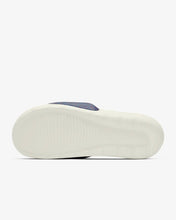 Cargar imagen en el visor de la galería, NIKE VICTORI ONE
